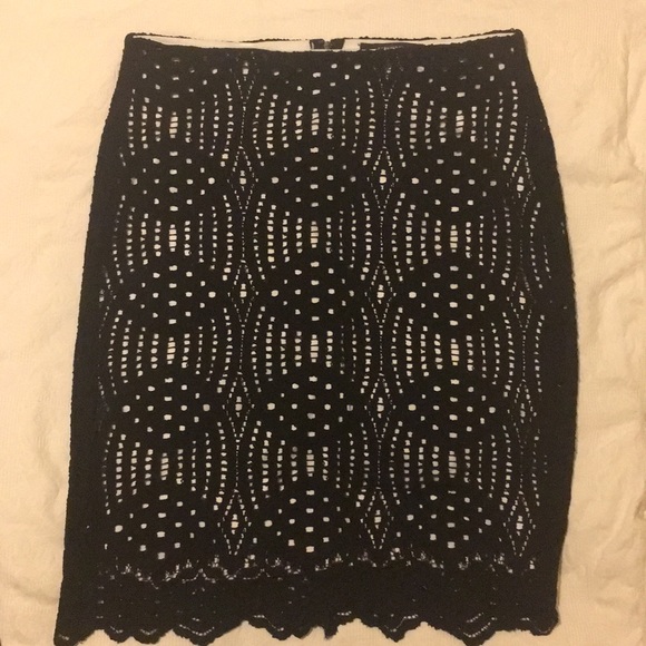 Crop top and pencil skirt set. - Picture 3 of 5